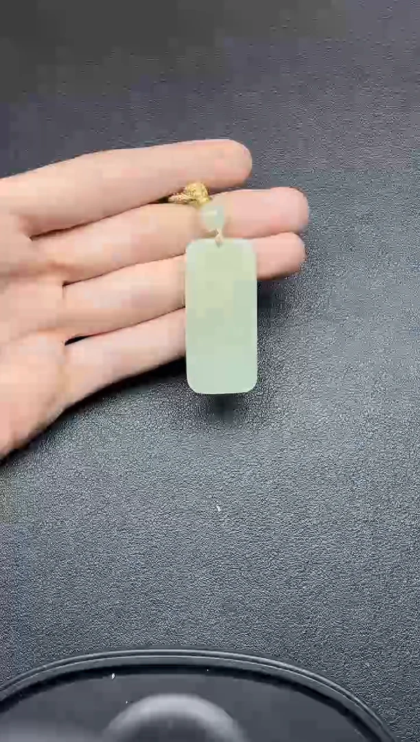 吊坠(赠链)未镶嵌和田玉且末微色差迪克兰一细吊坠