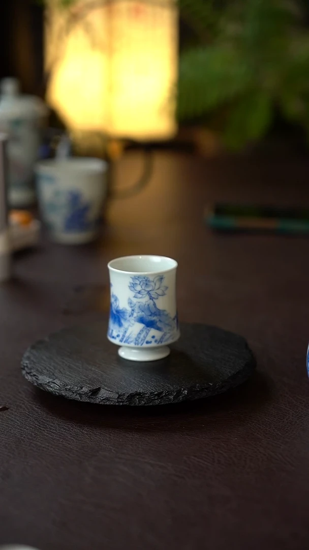 景德镇全手工手绘青花荷花主人杯