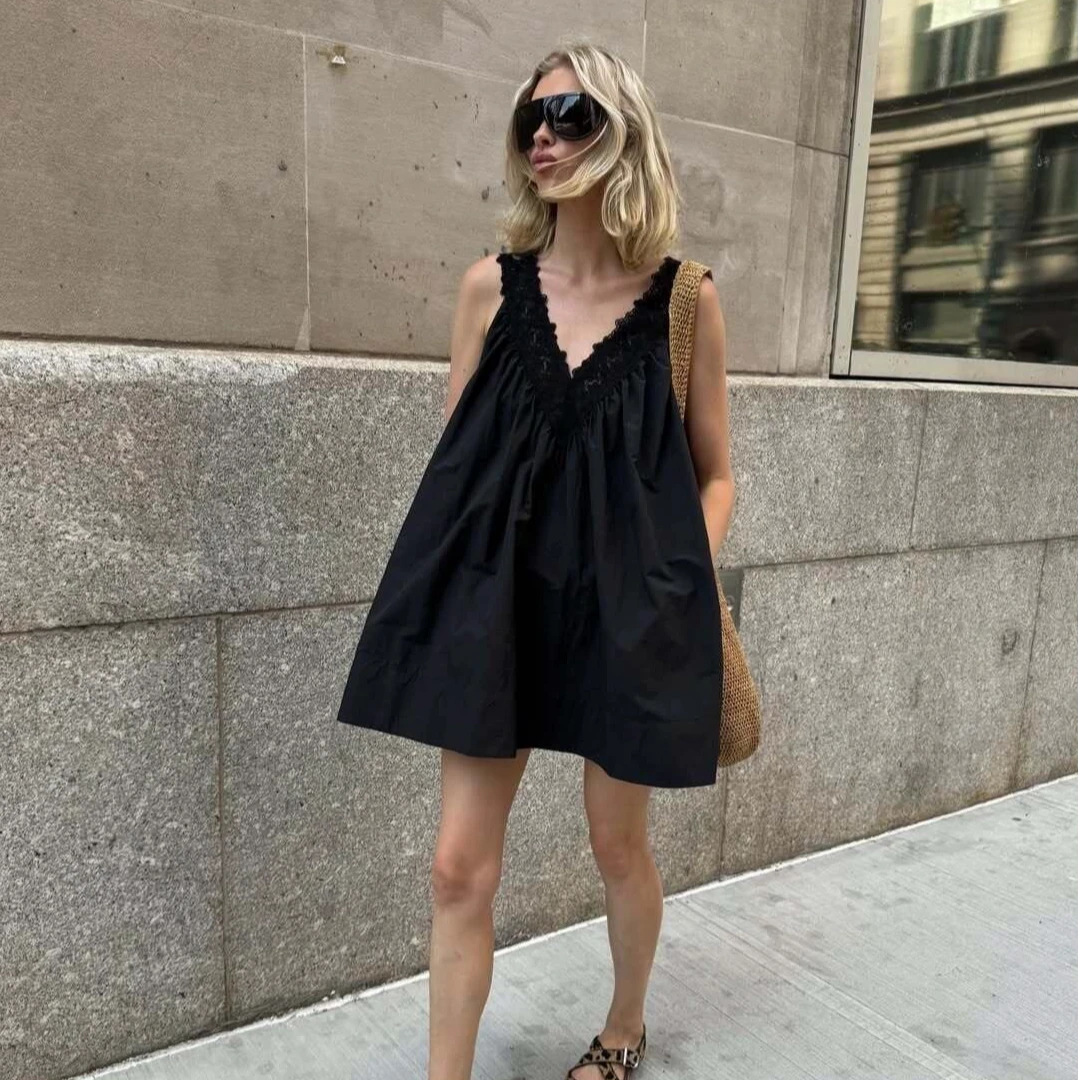 法式气质黑色V领吊带连衣裙女夏季高级感小众设计蕾丝拼接背心裙