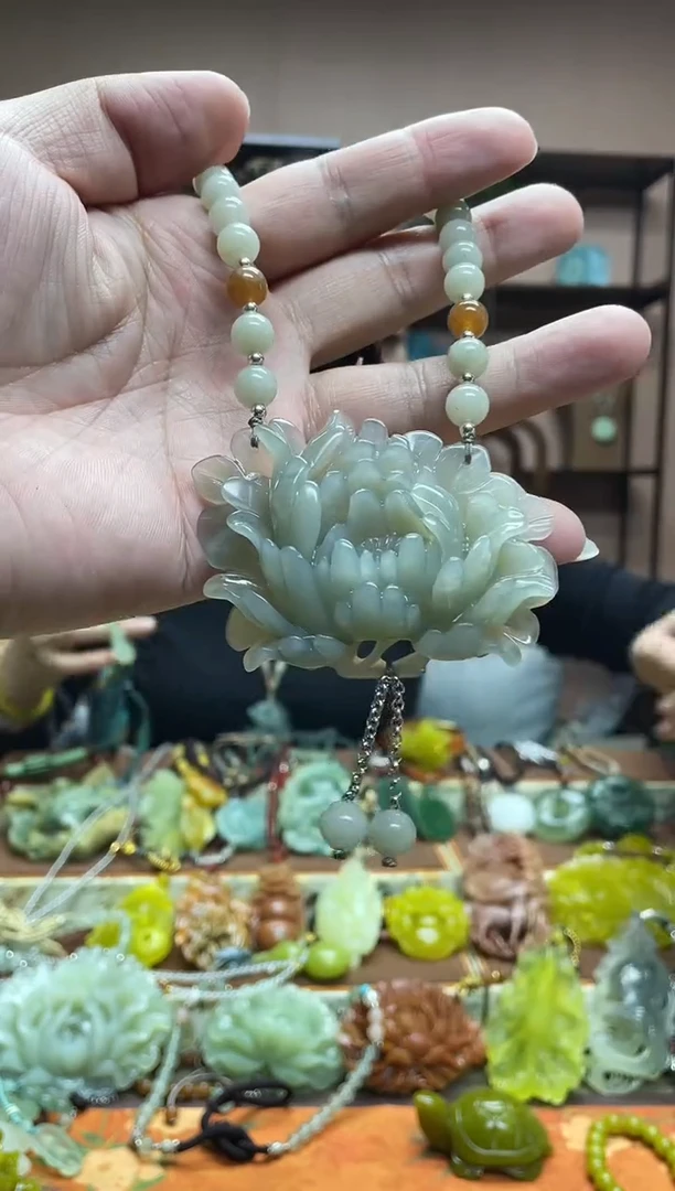 未镶嵌岫玉颈饰·