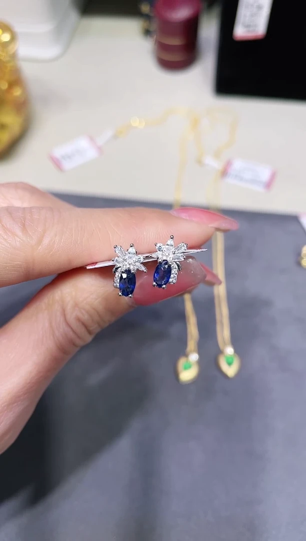 S925银镶嵌蓝宝石耳饰