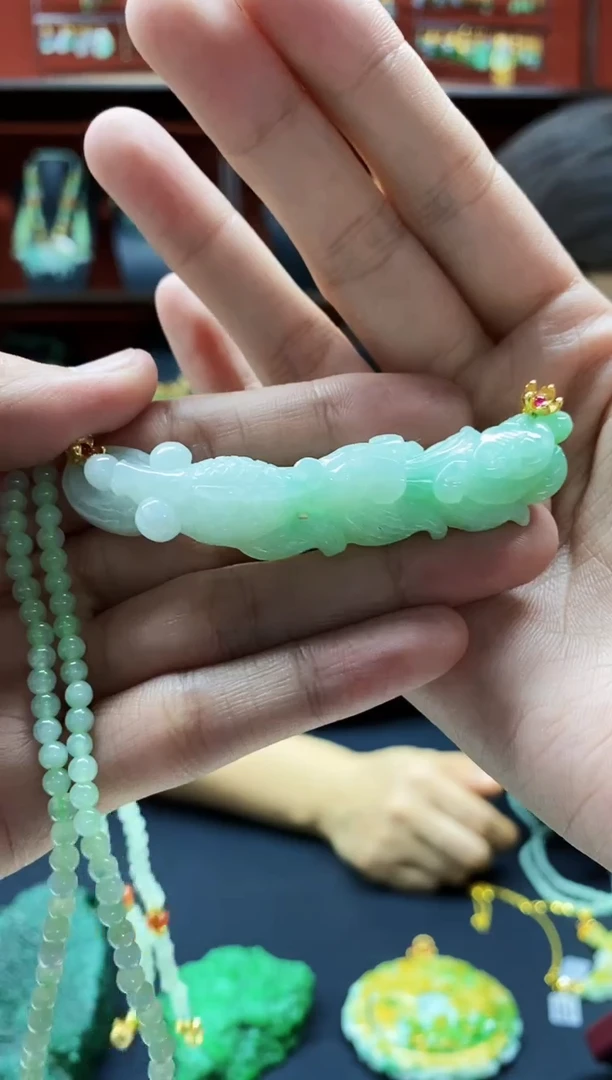 颈饰未镶嵌翡翠吊坠
