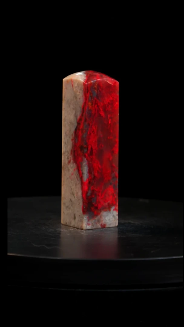 鸡血石牛角冻鸡血石