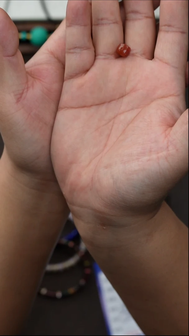 未镶嵌配饰南红玛瑙仔**。南红配饰