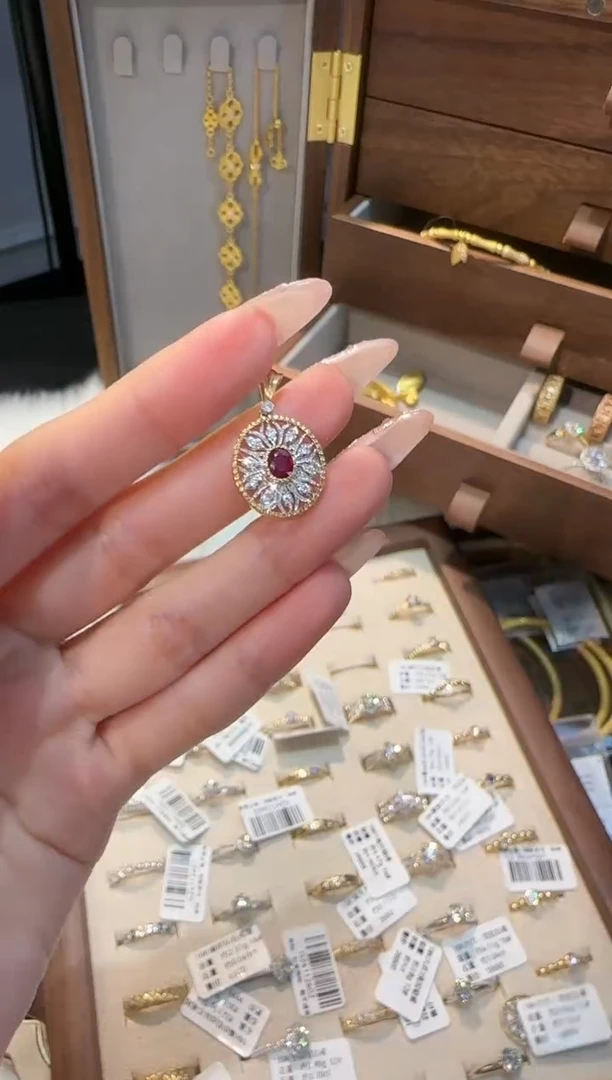 【闪购商品】红宝石颈饰18K金镶嵌红宝镂空太阳花吊坠