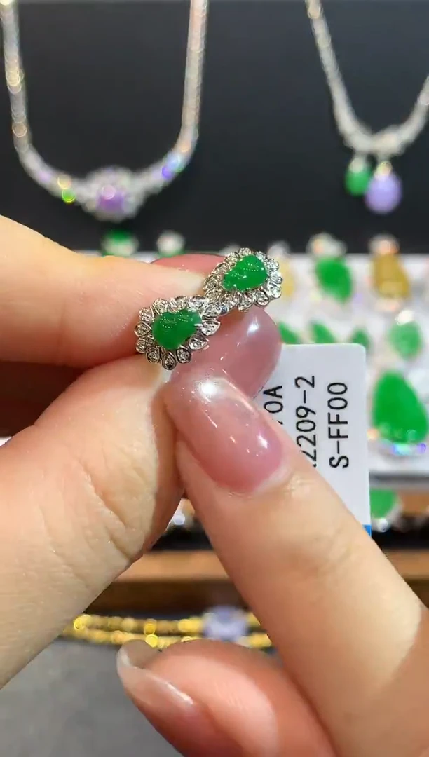 18K金镶嵌翡翠耳饰多样性发其一