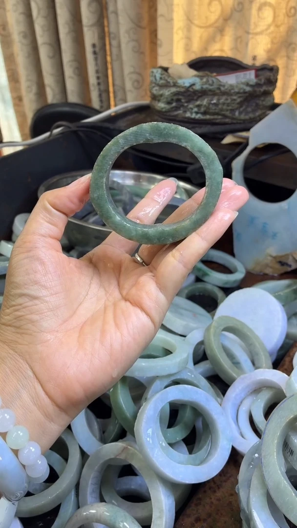 未镶嵌贵妃定制翡翠彩翡翠手镯定制