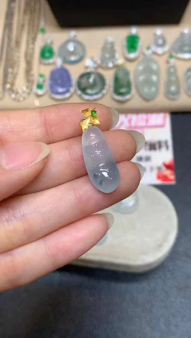 颈饰18K金镶嵌翡翠福豆【无服务费