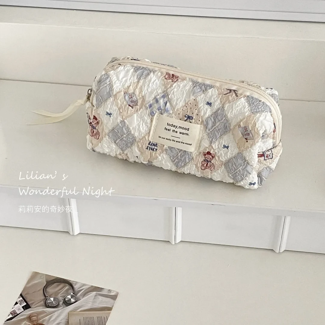 清新菱格手拿泰迪熊化妆包少女大容量收纳包学生拉链便携式洗漱包