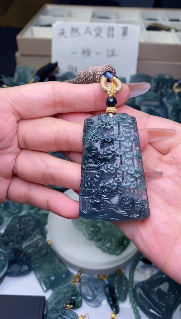 颈饰未镶嵌翡翠