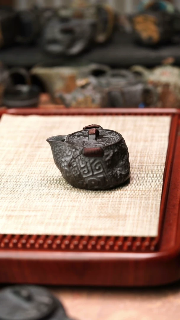 归玉堂冰碛岩重工雕刻透光饕餮宝瓶200CC
