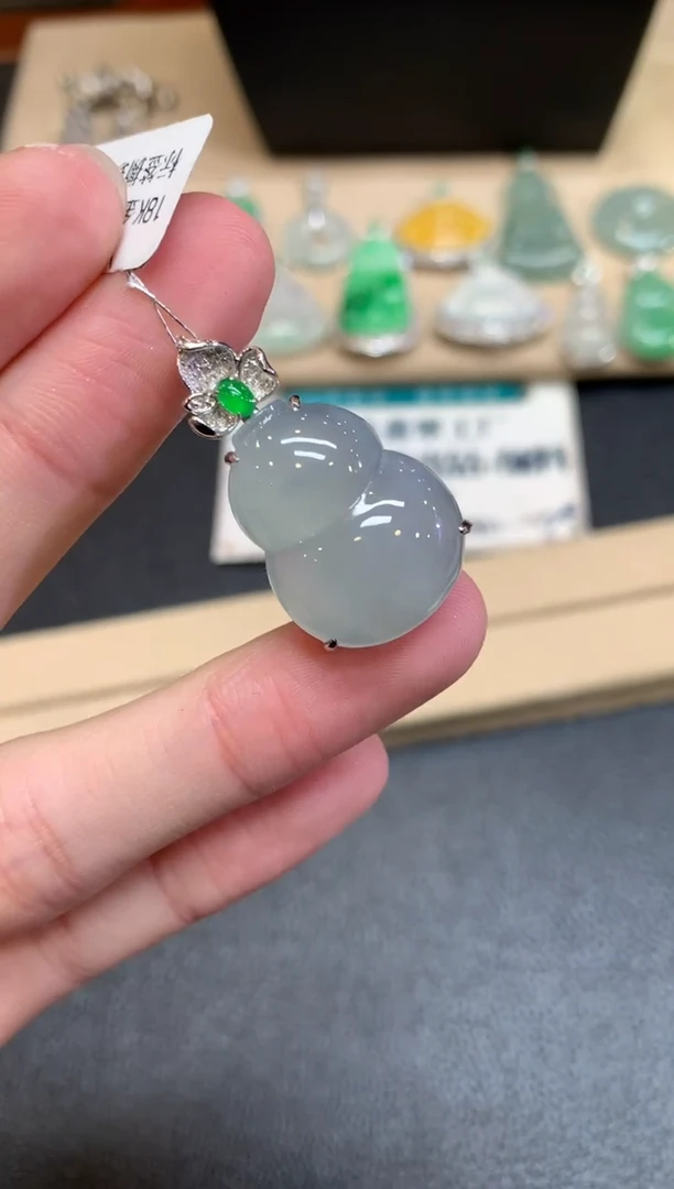 【闪购商品】翡翠颈饰18K金镶嵌葫芦【无服务费】