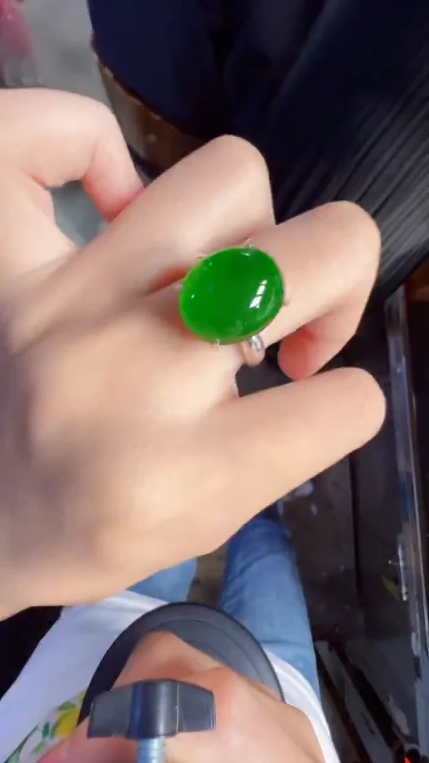 未镶嵌定制翡翠翡翠A货有轻微色差属于正常现象，戒指多样性发货1