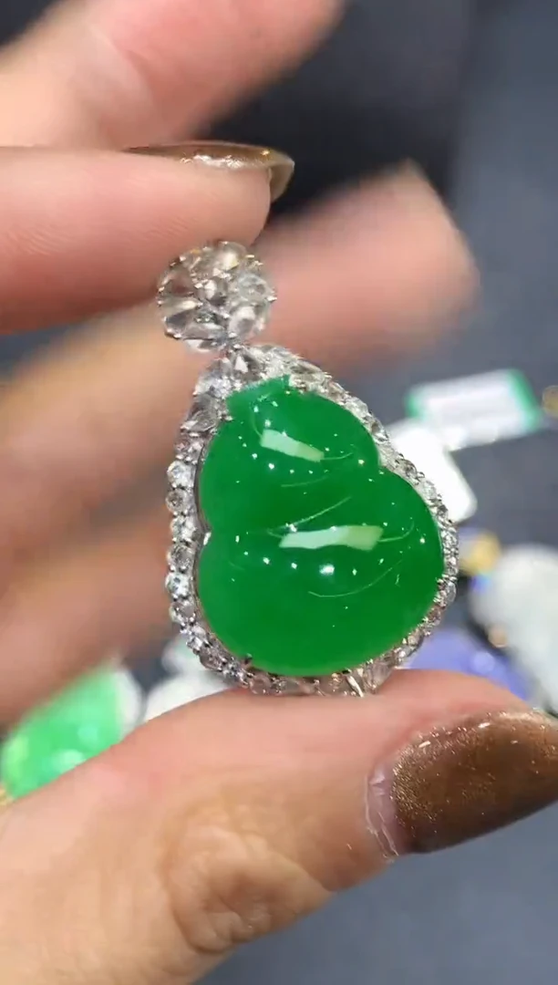 吊坠(不含链)18K金镶嵌翡翠多样性发其一