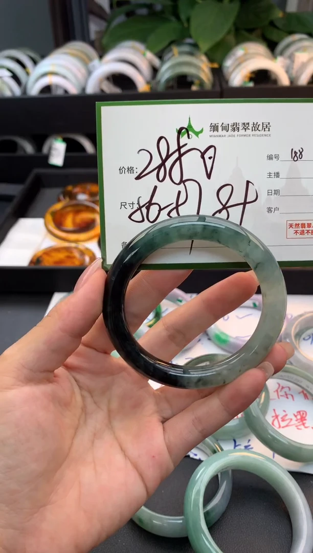 未镶嵌定制翡翠毛货需精细抛光+多人