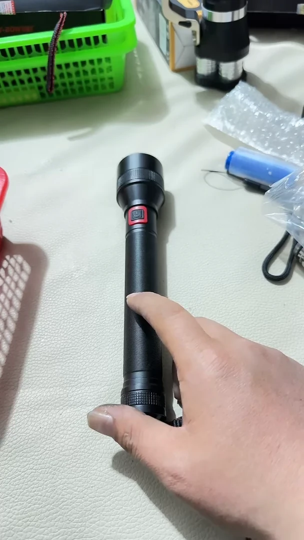 A630变焦长款手电白激光并联带电池微瑕