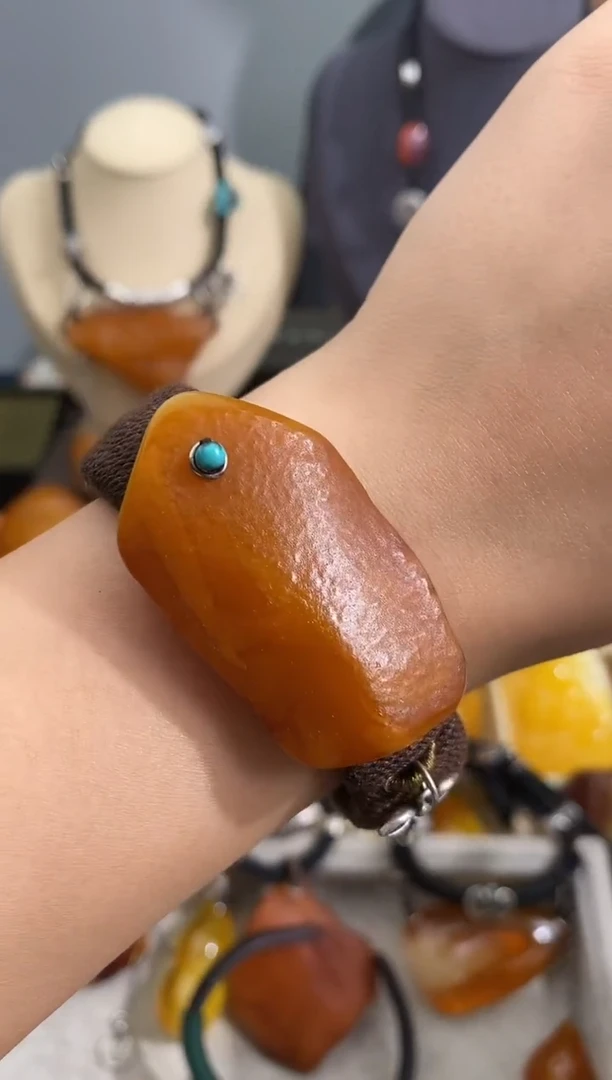 未镶嵌琥珀裸石似玉