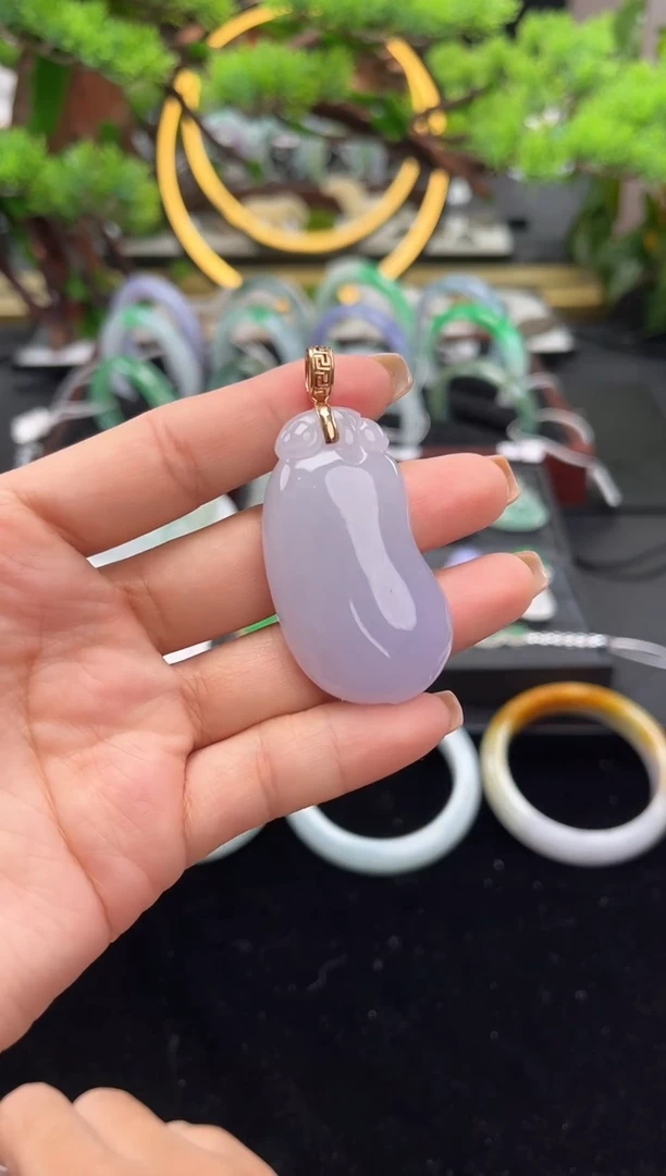 颈饰18K金镶嵌翡翠吊坠