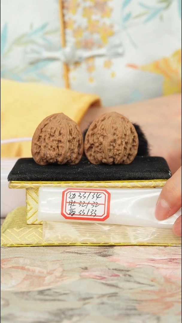 【闪购商品】文玩核桃把件密纹