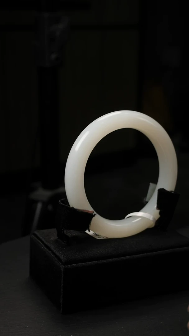 未镶嵌手镯和田玉芭莎料手镯55圈