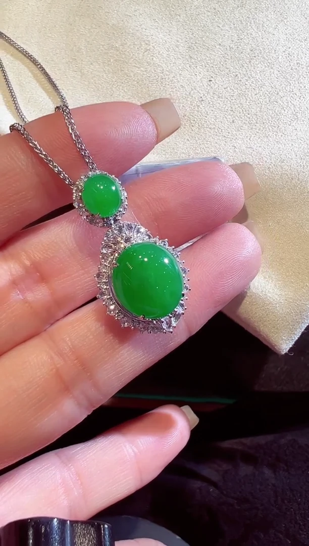 颈饰18K金镶嵌翡翠翡翠吊坠