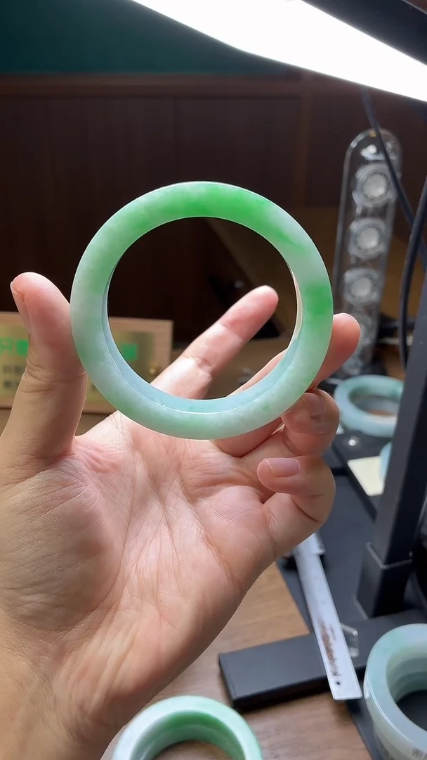 未镶嵌手镯定制翡翠阳**雨定制