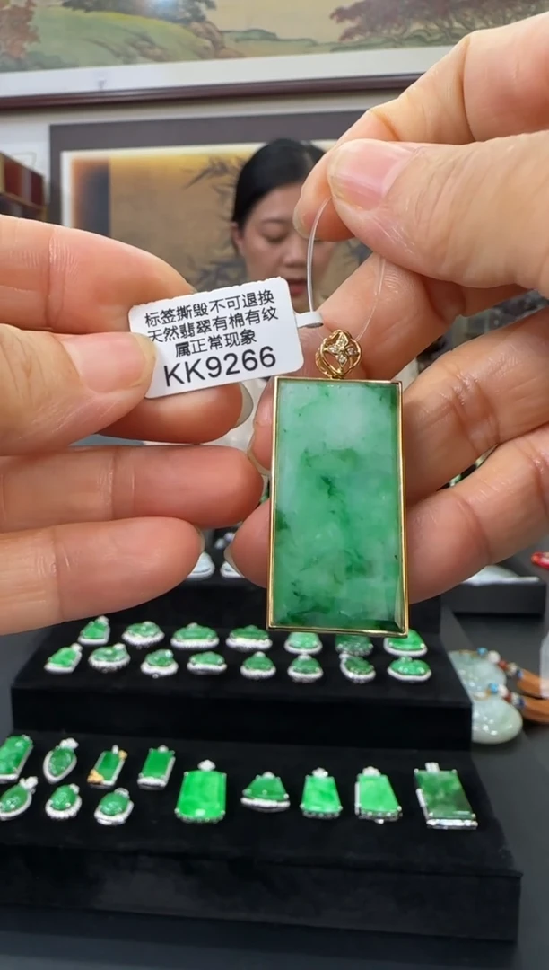 翡翠18K金镶嵌颈饰KK9266无事牌
