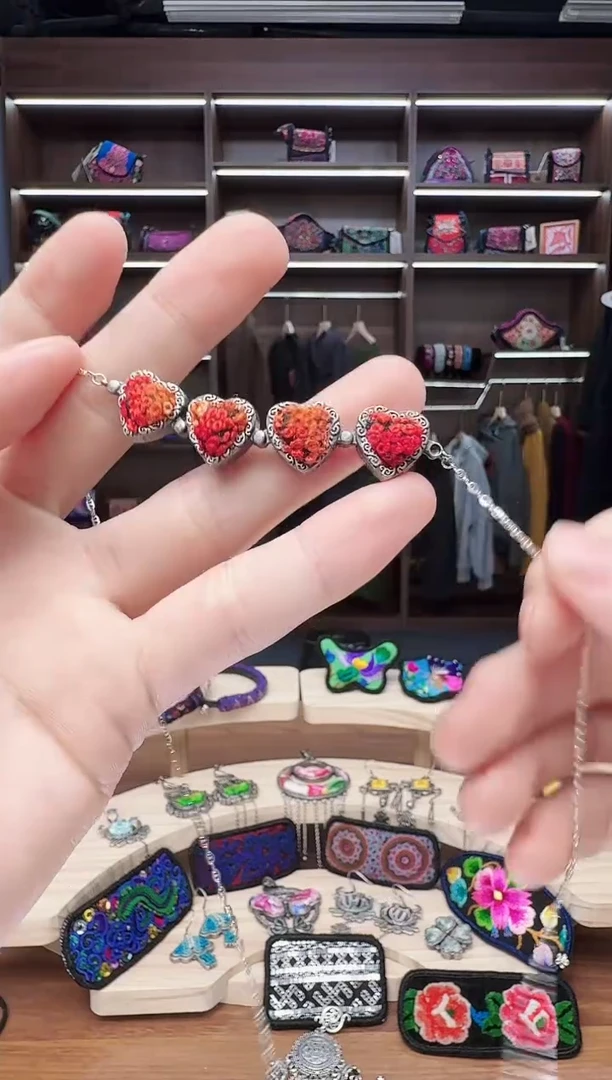 织绣43蒙阿苏苗绣传承店