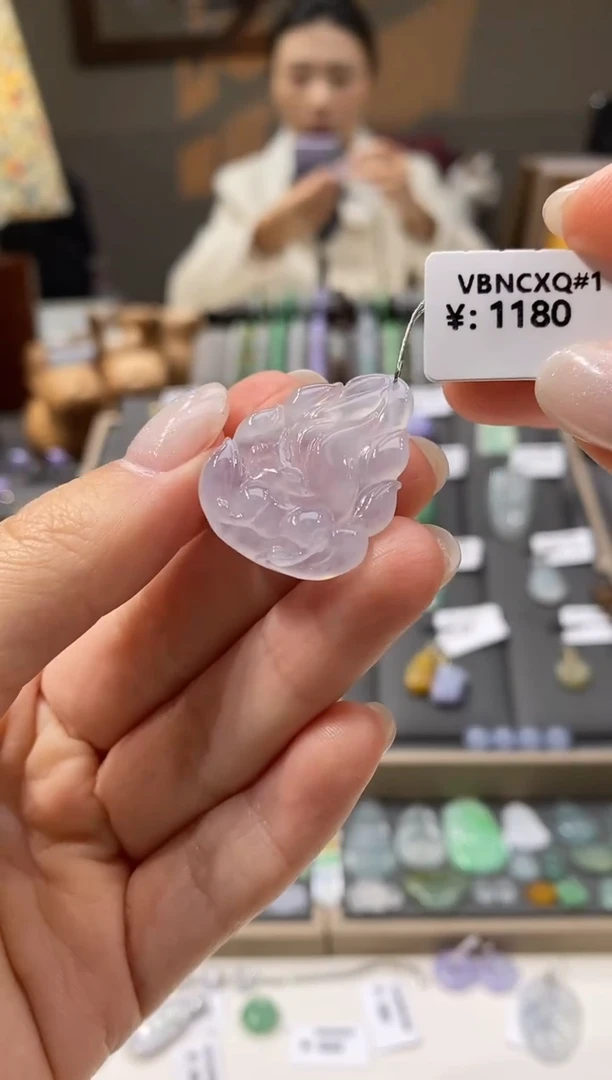 颈饰未镶嵌翡翠九尾狐