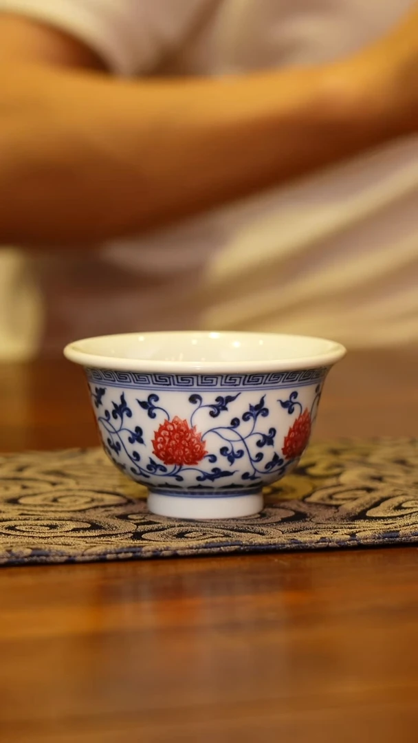 【瓷见如故】屹朴堂内绘花卉压手杯