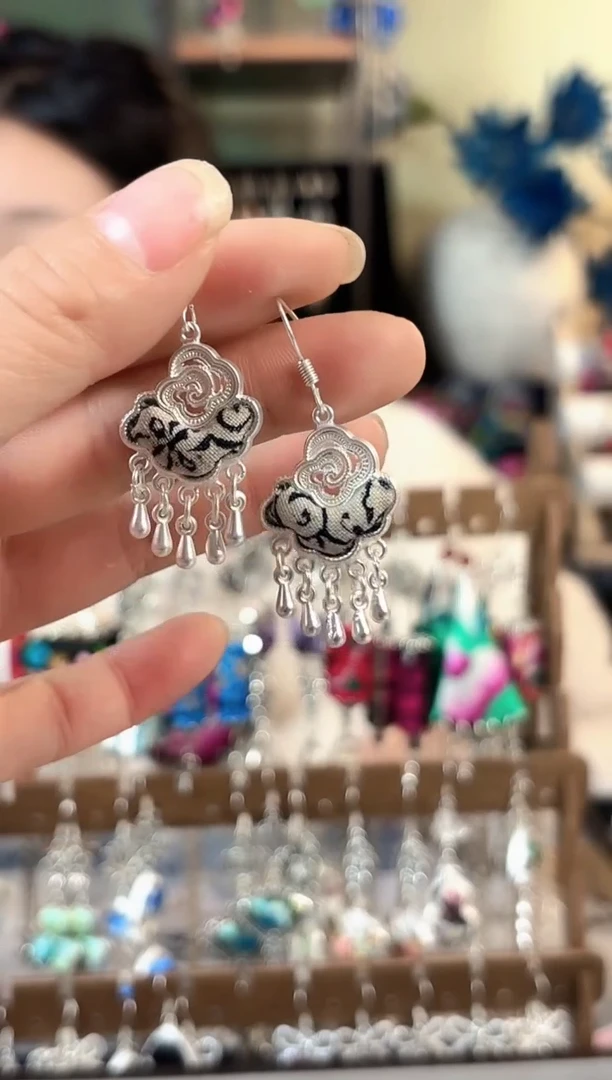 彩云南阁非遗老绣苗银饰品546