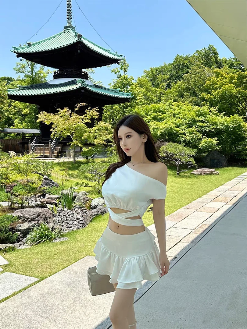 纯欲风辣妹性感斜肩交叉镂空短款上衣高腰显瘦短裙百褶裙两件套