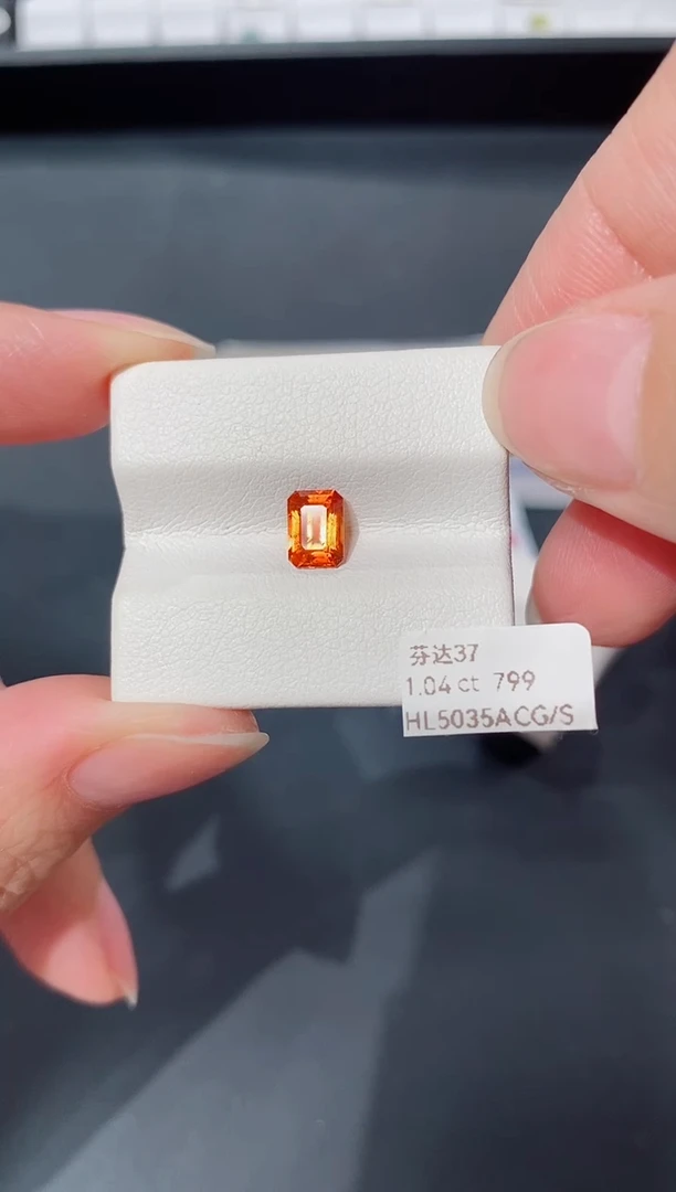 未镶嵌裸石石榴石（芬达石）1.04CT HL5035A CG/S