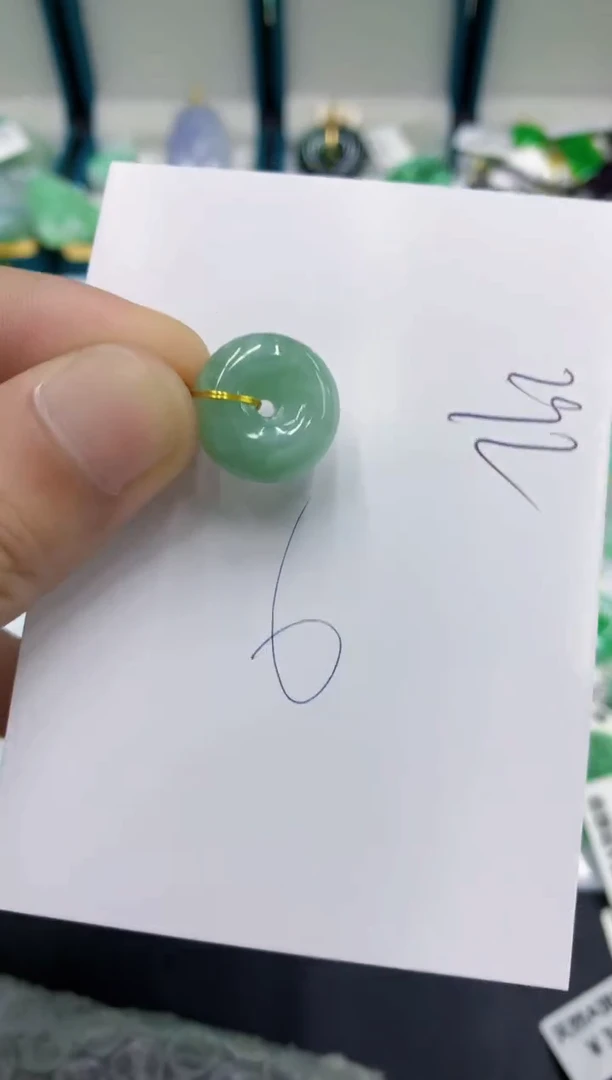 翡翠挂件未镶嵌翡翠