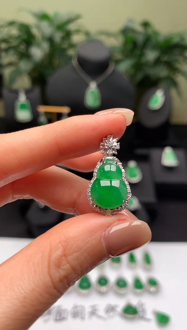 【闪购商品】翡翠颈饰18K金镶嵌绿葫芦