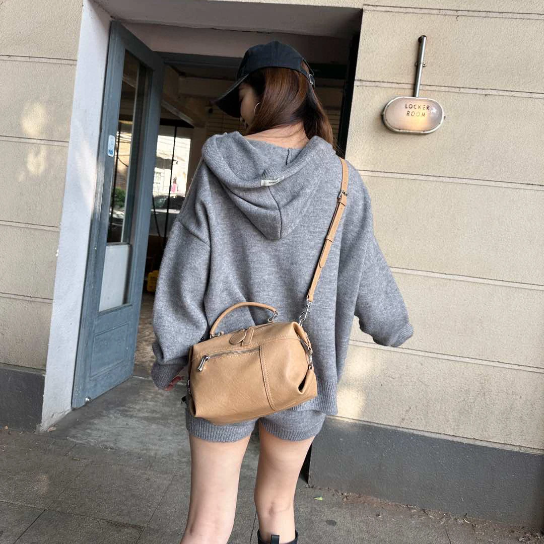 新款时尚百搭高级感单肩斜挎水桶包饼干81396