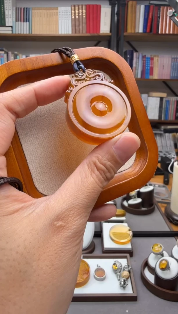 未镶嵌颈饰琥珀福贝