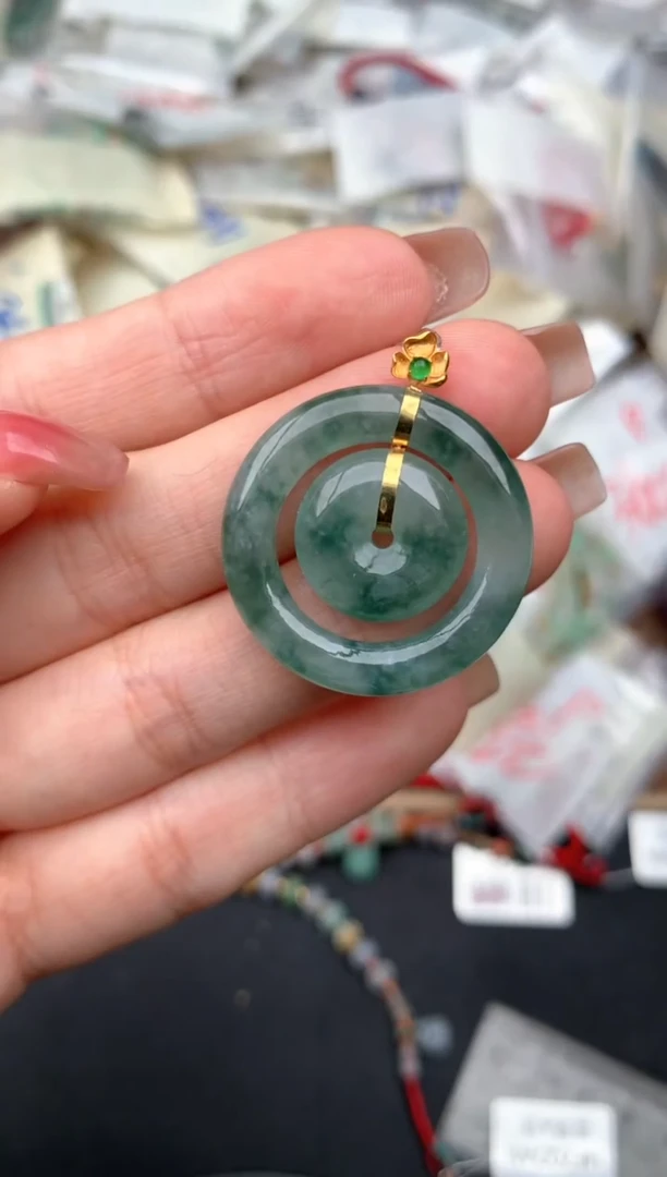 18K金镶嵌挂件翡翠一