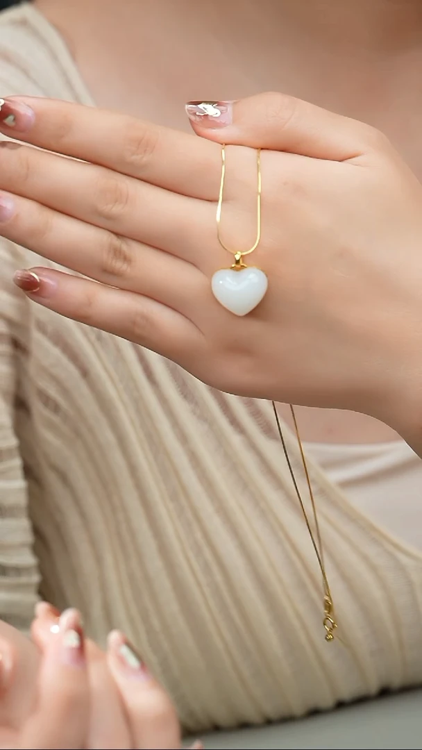 颈饰18K金镶嵌和田玉041-18K金和田玉白玉爱心吊坠-N1666-1112