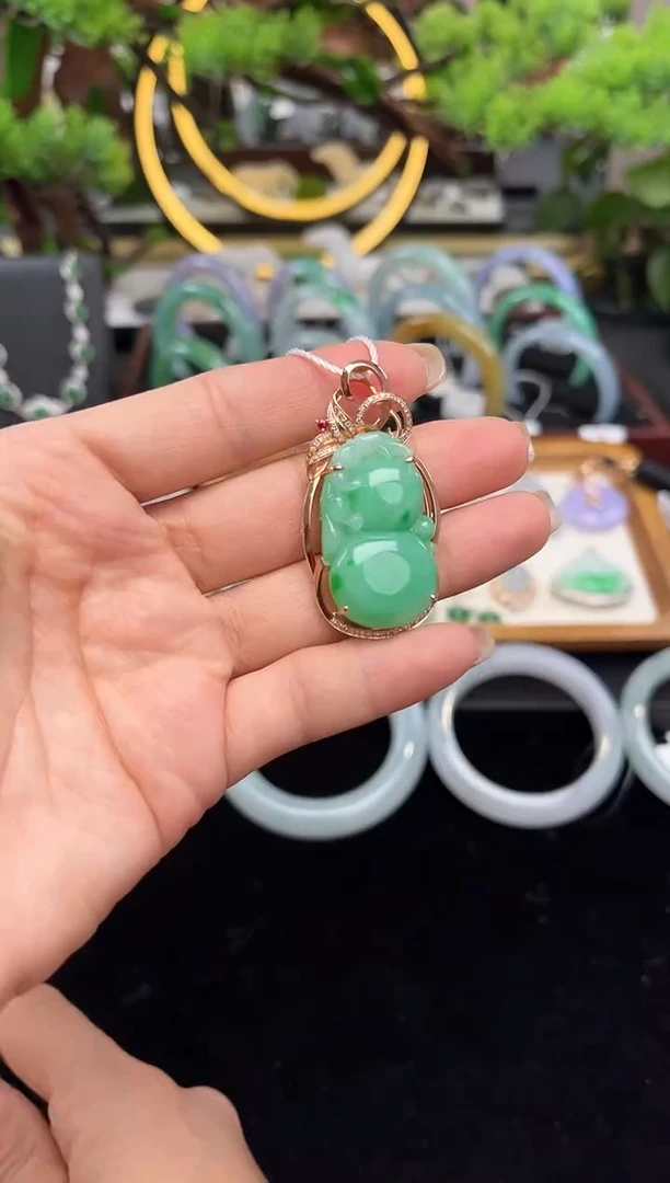 颈饰18K金镶嵌翡翠吊坠