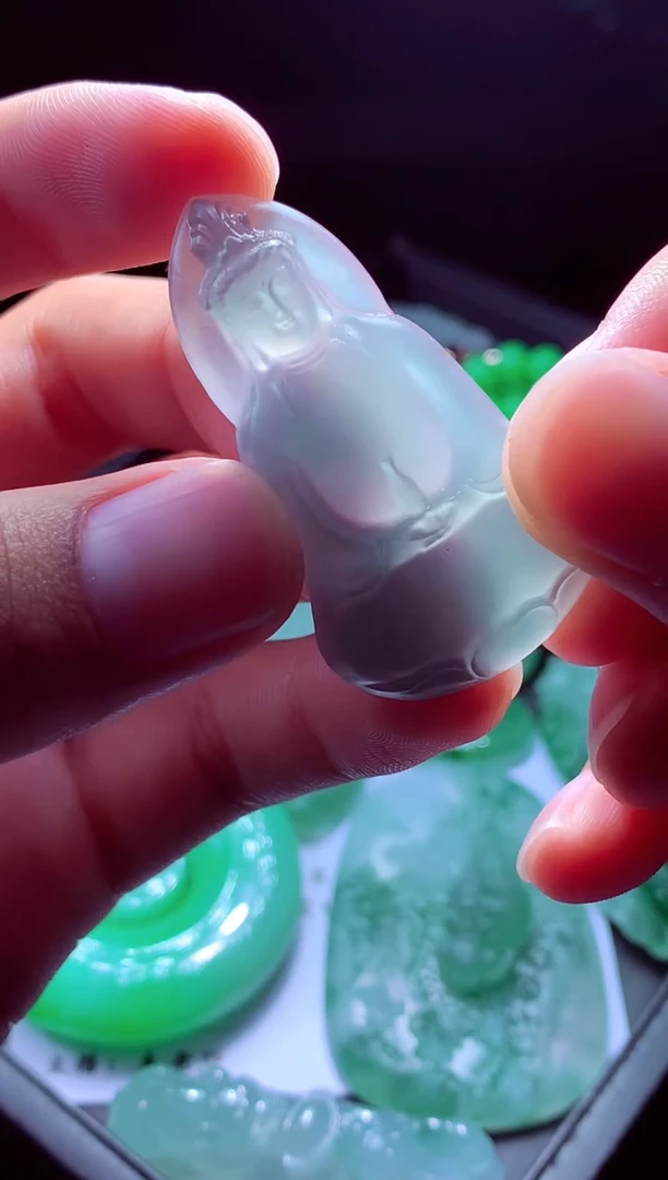 未镶嵌定制翡翠天****?翡翠毛货定制