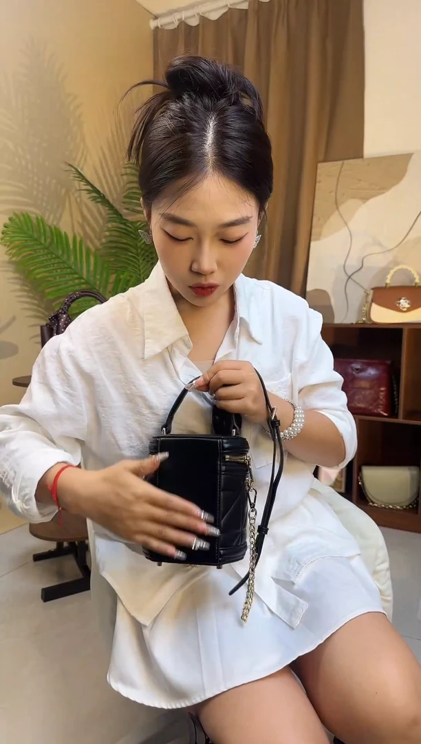 牛皮（革）黑色发财桶轻奢女包