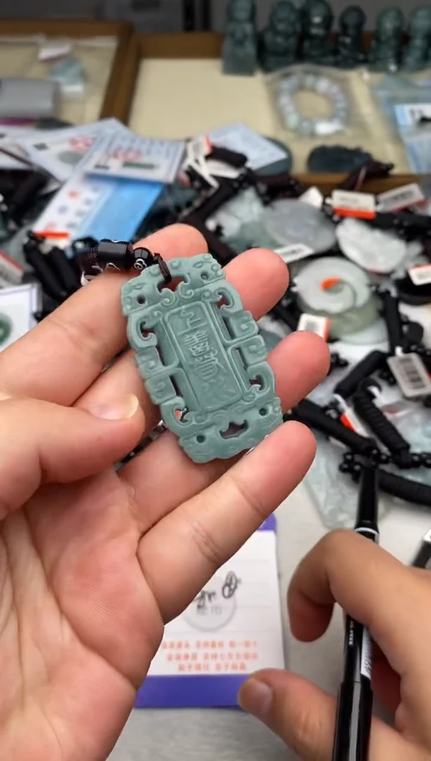 翡翠未镶嵌颈饰多样性发其一