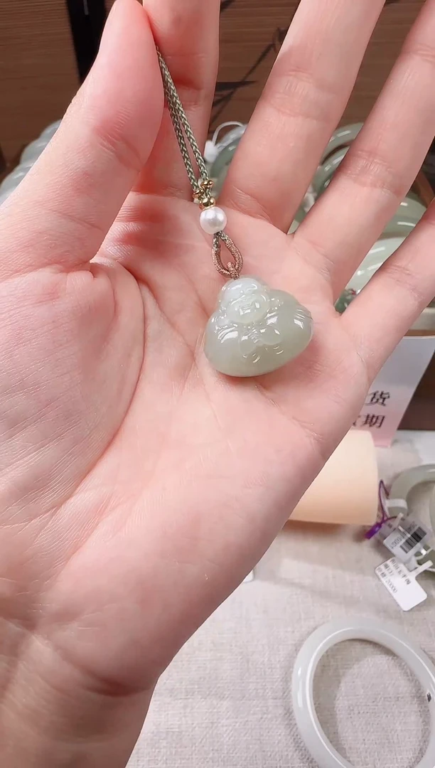 颈饰未镶嵌和田玉抱抱佛