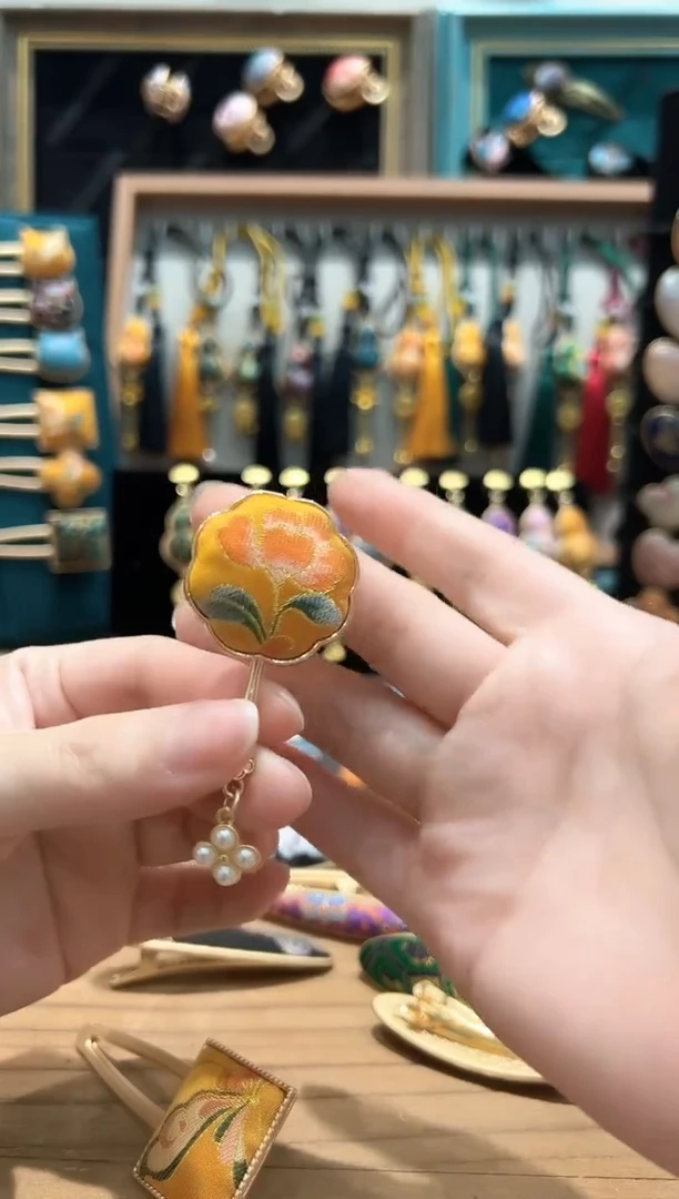 【闪购商品】【孤品车3.3】金橘色团扇胸针孤品R