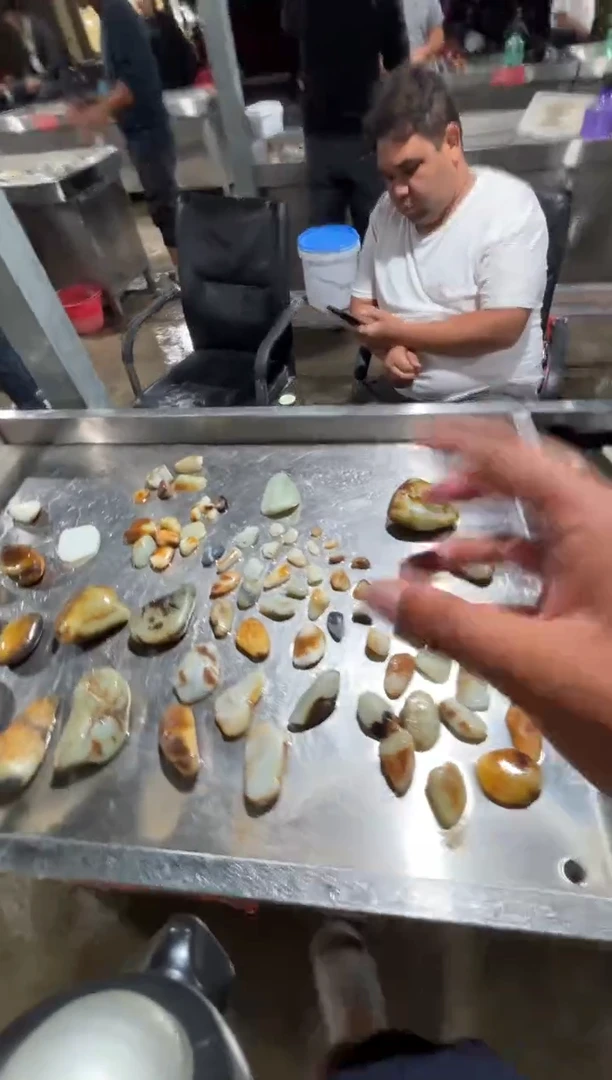 未镶嵌和田玉（糖玉）挂件和田玉