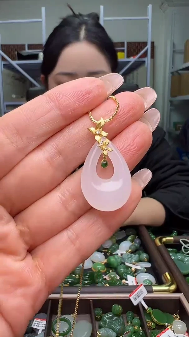 颈饰18K金镶嵌和田玉（多样性发货.发其一）11.24.102