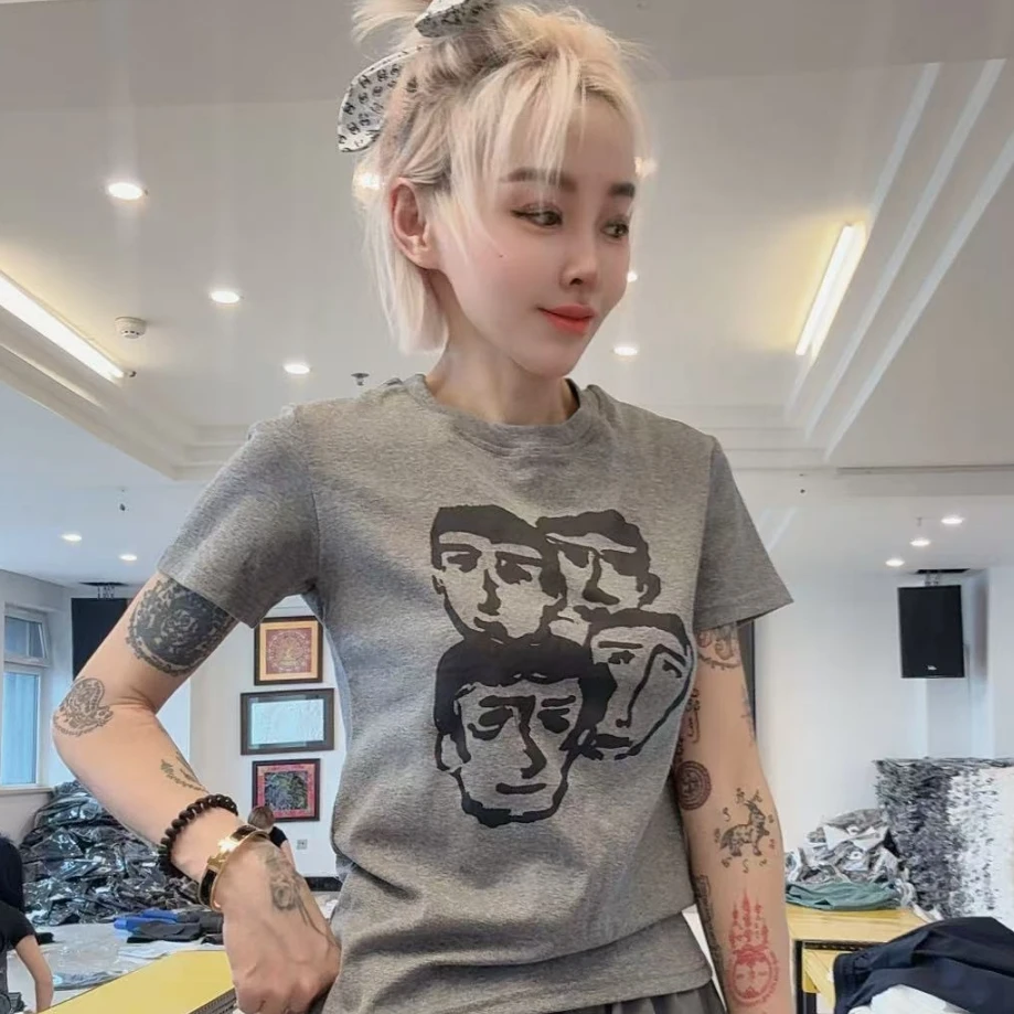 百搭款灰色人像印花短袖