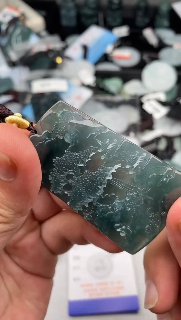 翡翠未镶嵌颈饰多样性发其一