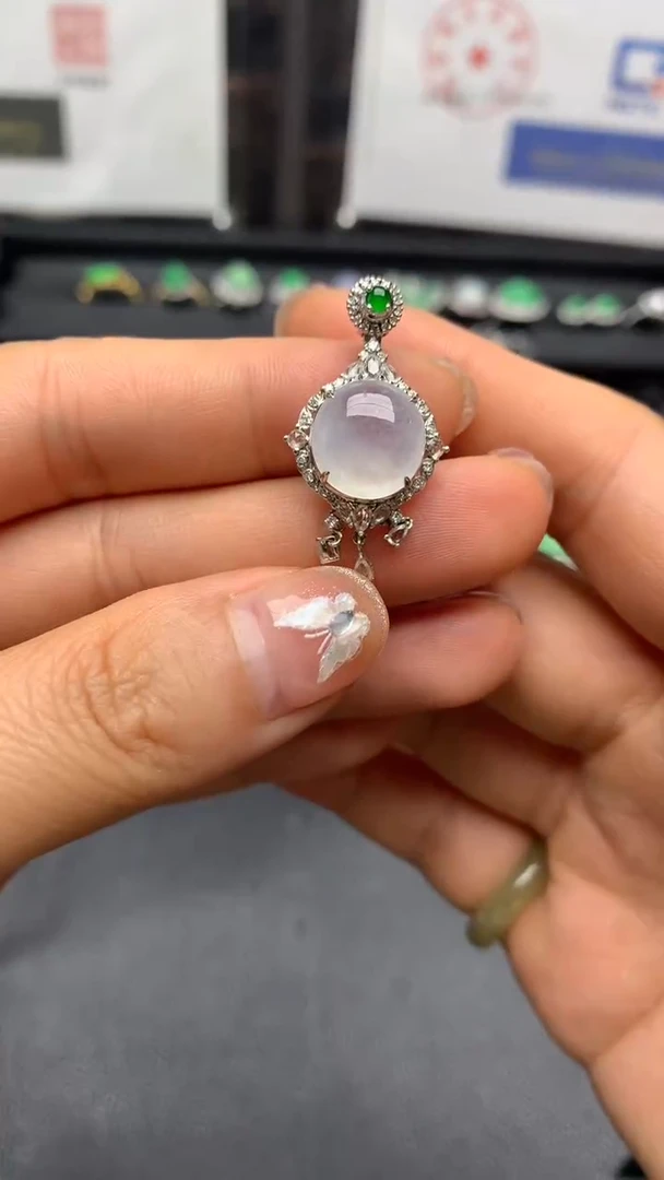 颈饰18K金镶嵌翡翠冰蛋面吊坠